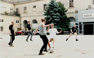 astronautas freelance entrenando informalmente fútbol para tres equipos durante un coffee break de la 1ra Convención Intergaláctica en Viena, en 1997. Creanme que todo esto es cierto